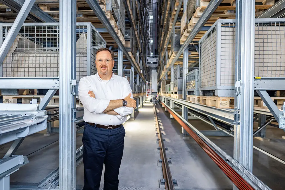 Bernard Krone stoji skrestenih ruku u fabrici